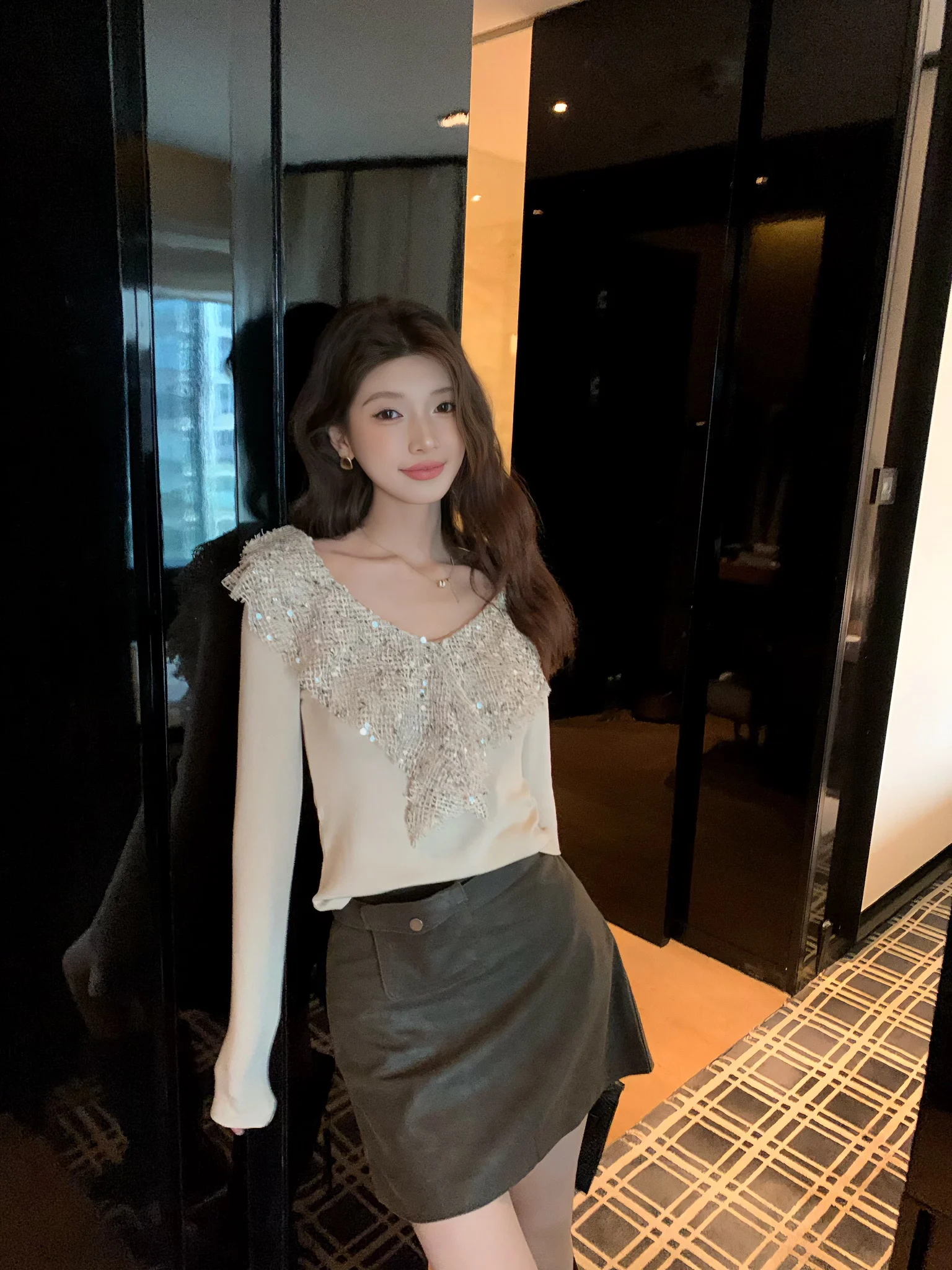 

Женская осенняя модная футболка UKILAU Slim Fit с длинным рукавом, V-образным вырезом, пайетками и кружевным подолом, повседневная, в стиле базовой одежды