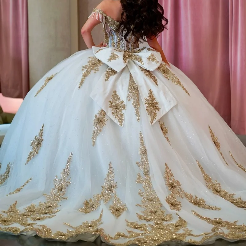 Vestidos de quinceañera blancos brillantes personalizados con hombros descubiertos apliques de brillo dorado Tull Vestido de cola larga con lazo 15 quinceañera