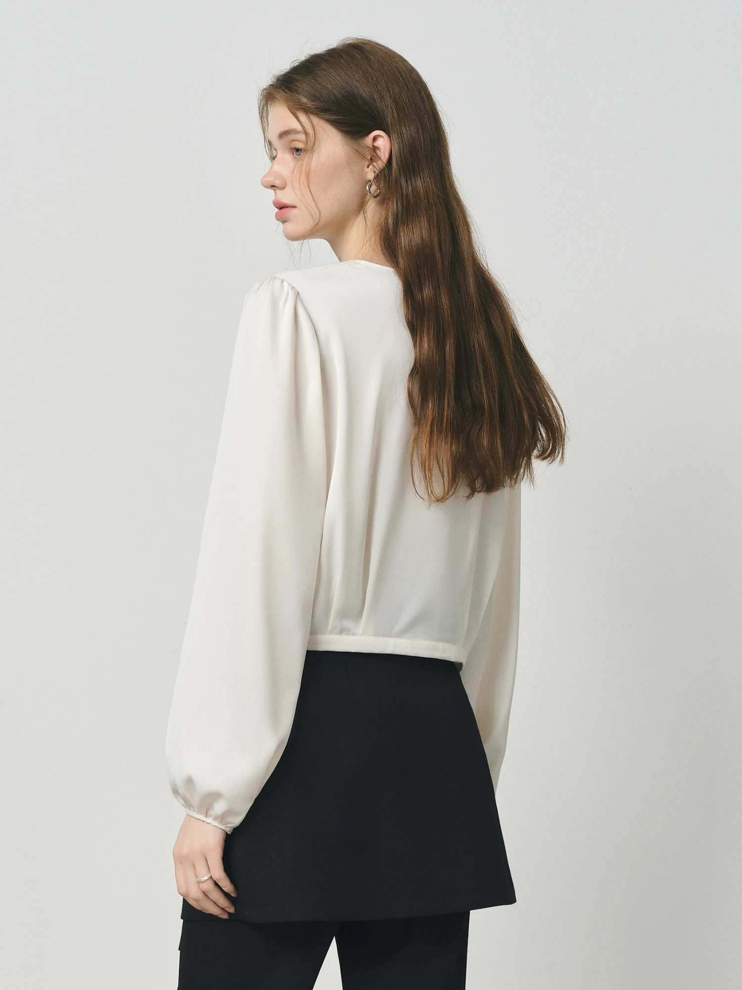 FSLE خريف 2025 بلوزة غير متناظرة برقبة على شكل حرف v-فتحة قطرية وأكمام طويلة فضفاضة تناسب قميص نسائي غير رسمي #4