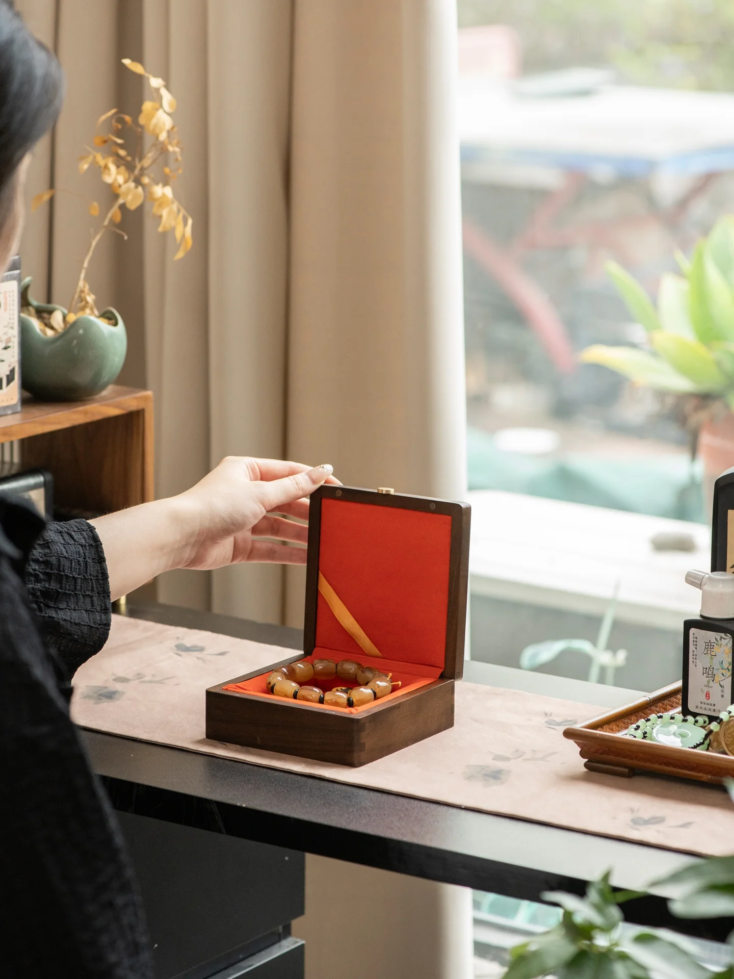 high-end-wooden-box-for-men's-sandalwood-beads-bracelet-storage-organizer-vintage-style-handmade-craft-from-guangdong-china