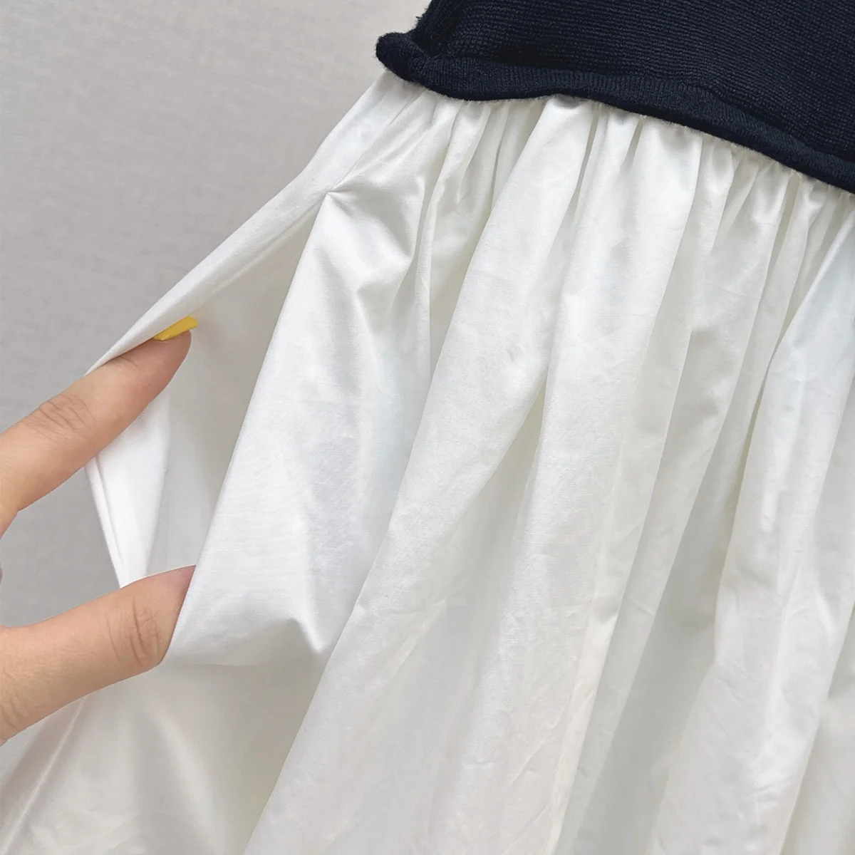 2026 High Quality Women's Black and White Contrast High Waist Elastic Waist Skirt--hb728