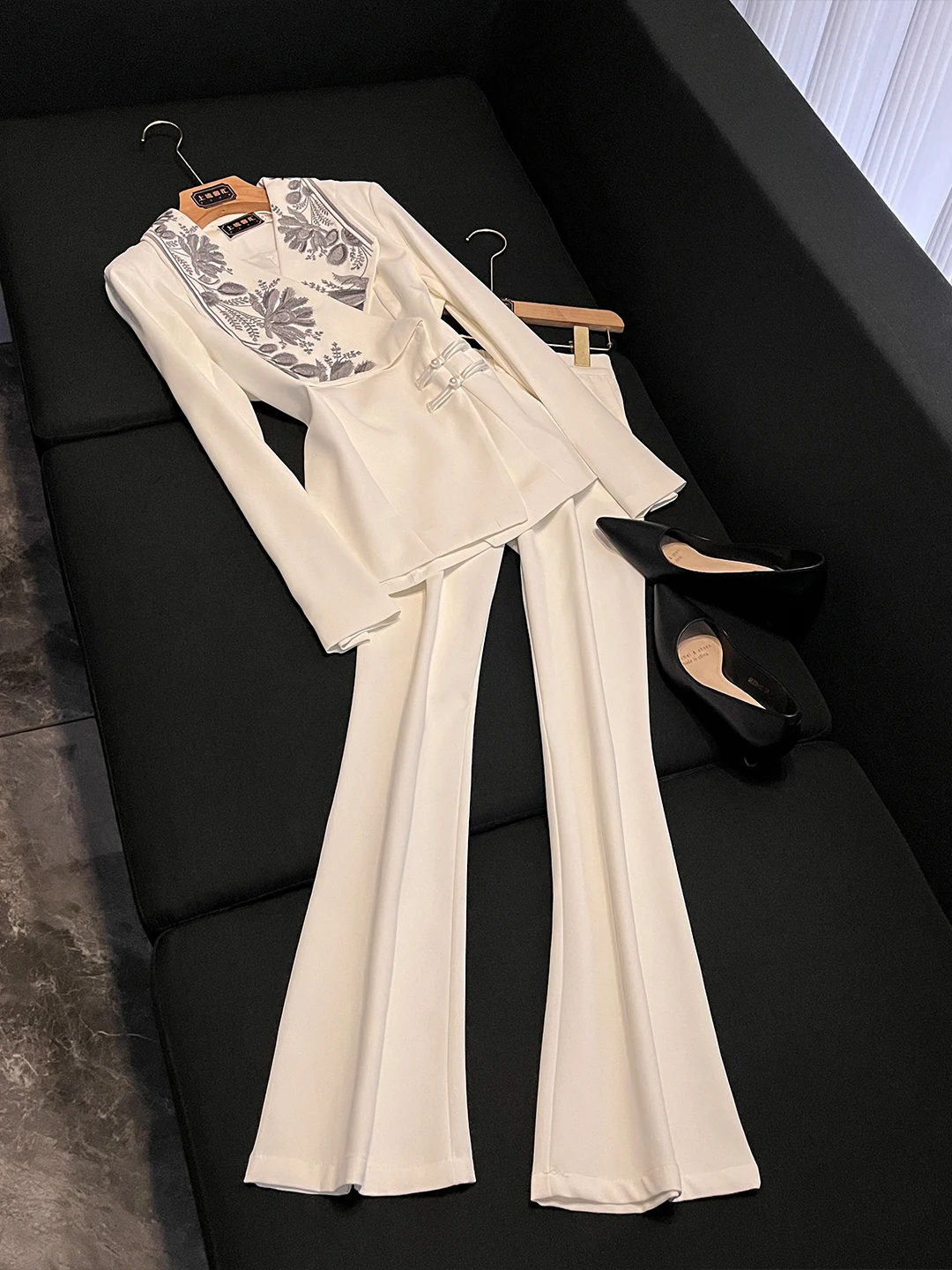 Ele Embroidered Chinese Sle Suit Set for Women High Waist Wide Leg Pants Button Detailing White Color Autumn Faion
