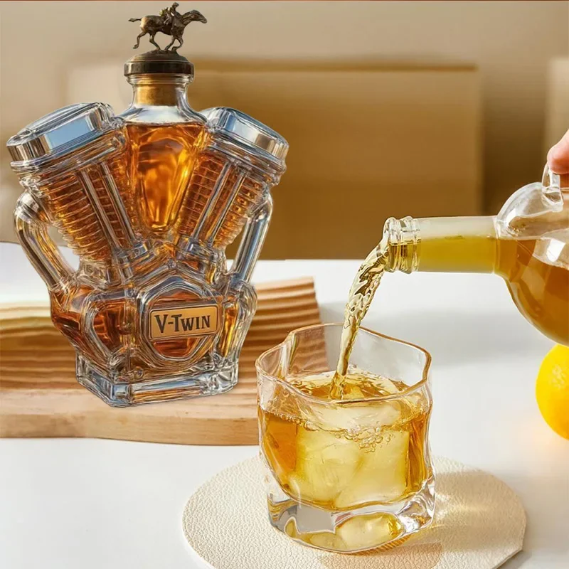 زجاجة ويسكي زجاجية عالية البورسليكات زجاجة محرك الدراجة النارية على شكل حرف V زجاجة ويسكي محرك مزدوج ملحقات البار الجديدة