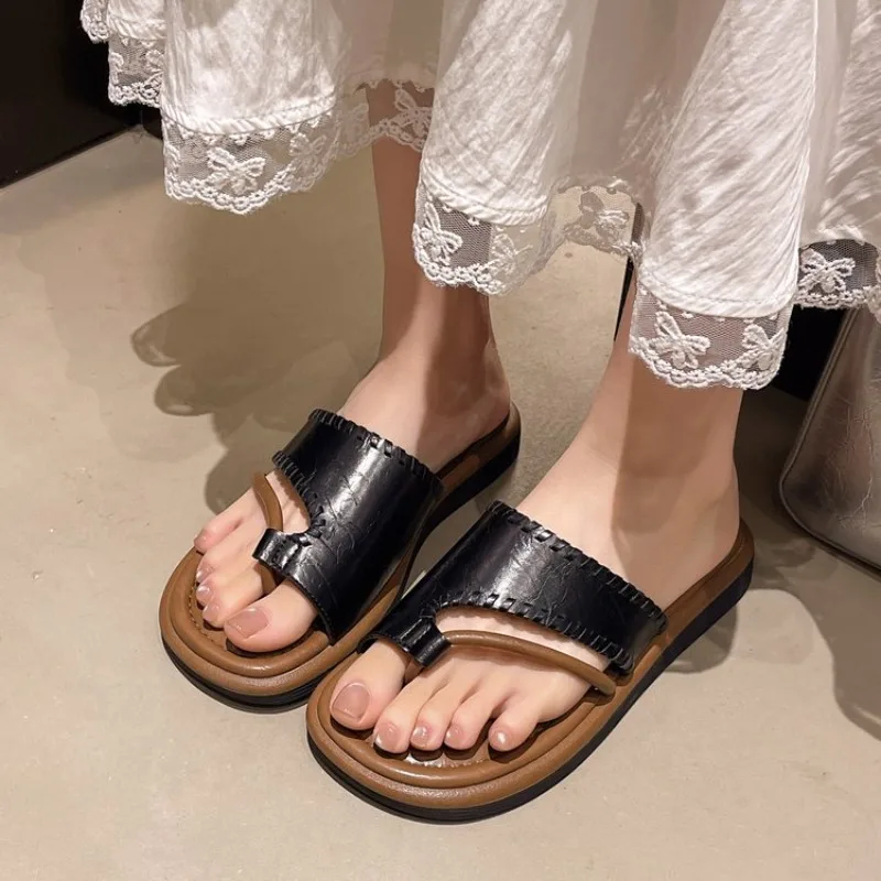 

2026 Summer New Korean Flat Flat Slippers for Women's Outerwear with Toe Clips, One Line Dragging, Casual Beach Coolers