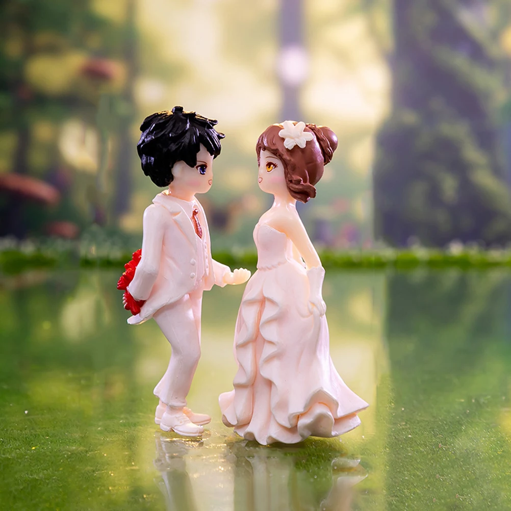

2pcs Romantic Couple Figurines Wedding Cake Toppers Mini Bride Groom Statues Sweet Love Sculpture Home Office Bedroom Decor