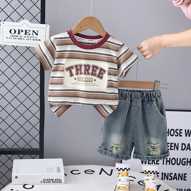 بيبي بوي ملابس الصيف 2025 كوريا موضة أطفال بنين عادية رسالة مخطط قصيرة الأكمام تي شيرت والسراويل قطعتين الزي مجموعة #3