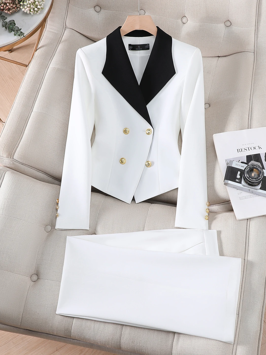 

Elegant Short Commute Style Women's Suit Set Fashionable High-End Polyester Fiber Westwear Jacket with Pockets And Buttons