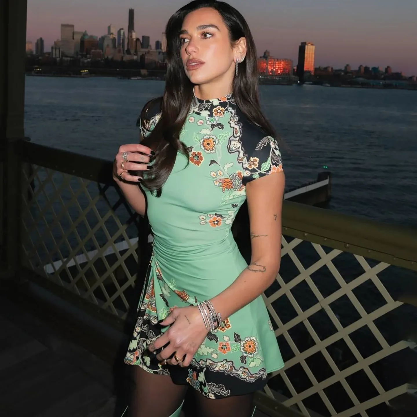 Blumendruck Farbiger Patchwork-Kordelzug-Rüschen-Minikleid Damen Elegantes Halbhochgeschnittenes Kurzarm-Party-Outfit Streetwear