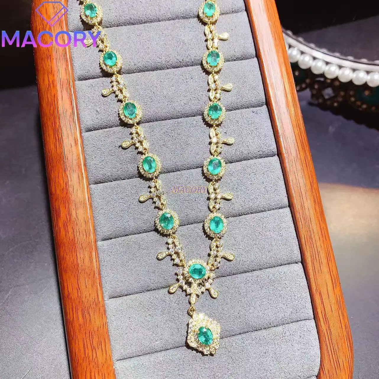 Luxury emerald necklace for women made of 925 sterling silver exquisite and luxurious new jewelry collection for Valentine's Day