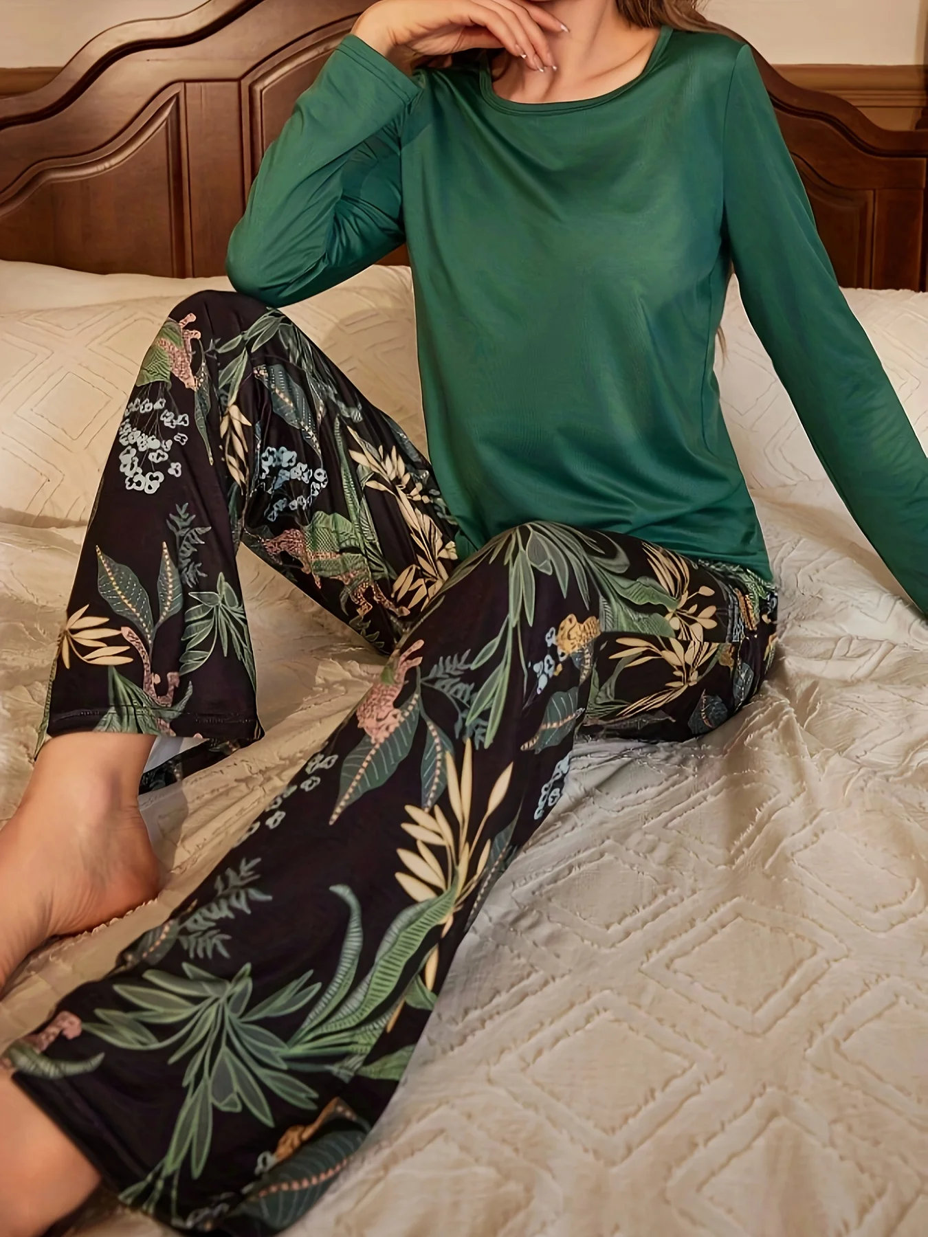 Floral print pajamas set Long sleeve crew neck top and plaid pants Ladies pajamas and loungewear