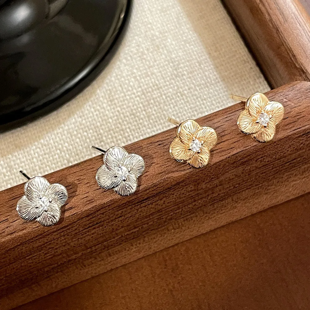 

BR Frosted Four-Leaf Clover Earrings for Women, Light Luxury Unique Design, Spring Summer INS Style Fashion Jewelry