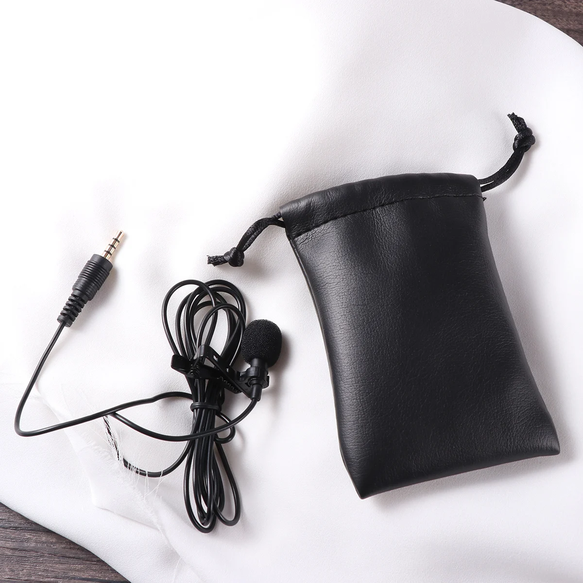 

Portable Mini Clip On Lavalier Microphone for Smartphone PC Recording High Sensitivity 35mm Jack Windscreen Small Lightweight