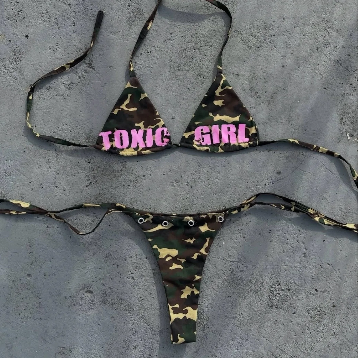 Y2K Cartoon Monster Bikini Neckholder Triangel-Bügel-Badeanzug mit seitlichem Bindeband, zweiteilig, Strand-Badeanzug – Detail 3