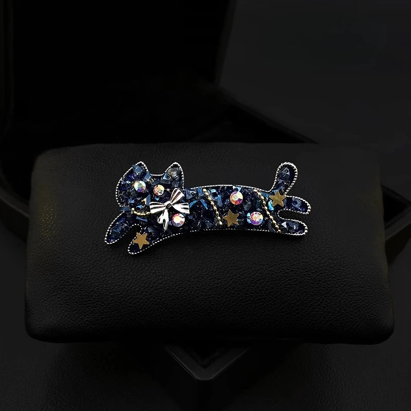 

1895 Playful Blue Cat Brooch Vintage Crystal Kitten Pin - Elegant Premium Shiny Fashion Accessory for Women's Clothing and Bags