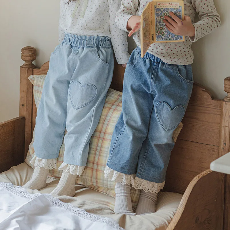 

Джинсы для маленьких девочек, новинка 2023 года, осень, длинные штаны с эластичной резинкой на талии для маленьких девочек, свободные джинсы с карманами Love для девочек