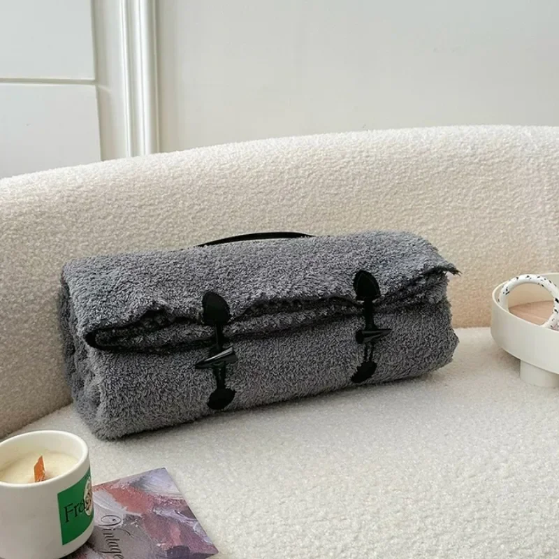 

New cloud velvet multi-functional blanket cartoon pattern, warm close-fitting belt leather handle is not easy to lose hair