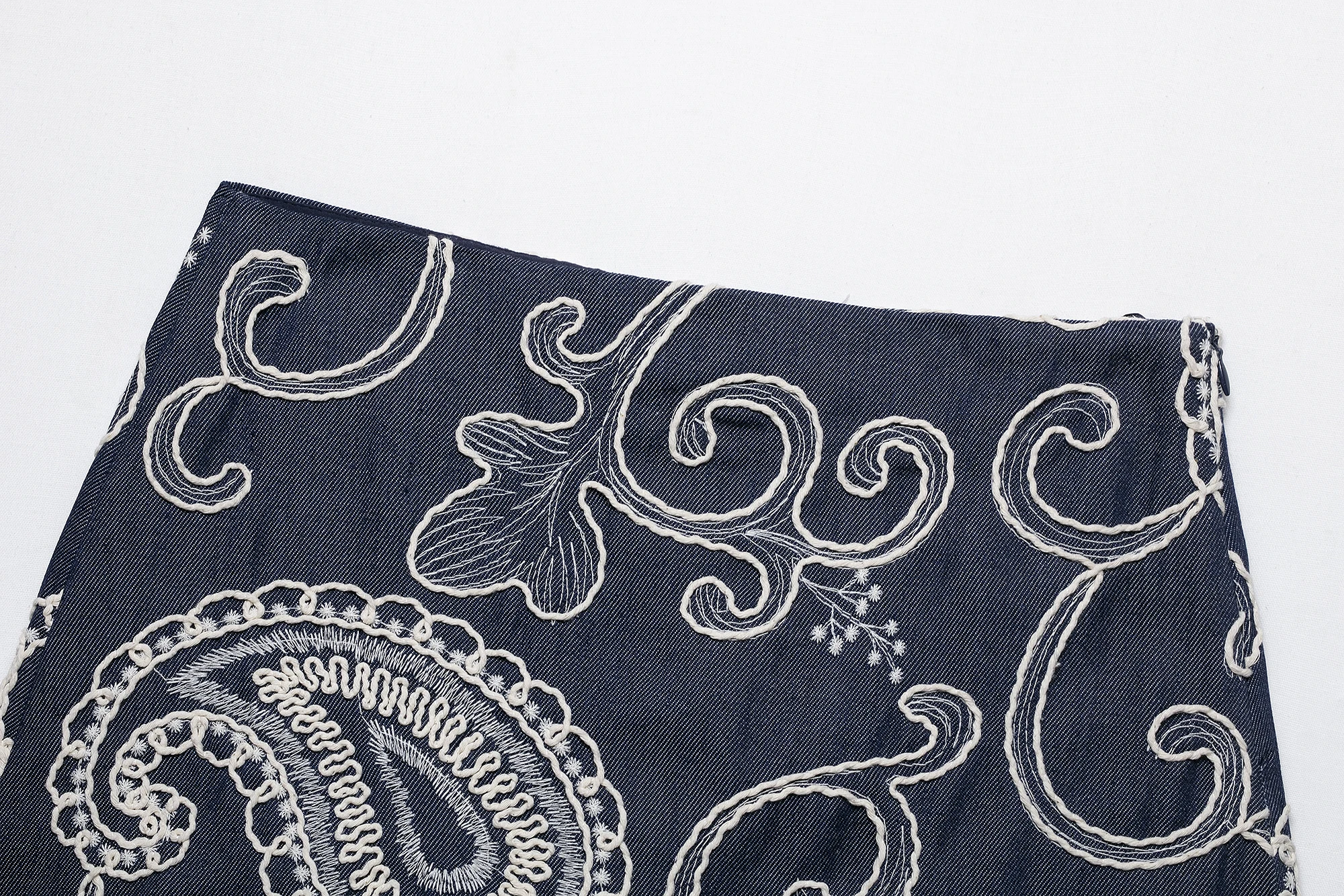 2025 ฤดูร้อนผลิตภัณฑ์ใหม่เสื้อผ้าผู้หญิงแฟชั่นสบายๆยุโรปและอเมริกาเย็บปักถักร้อยตกแต่งกระโปรงและกางเกง