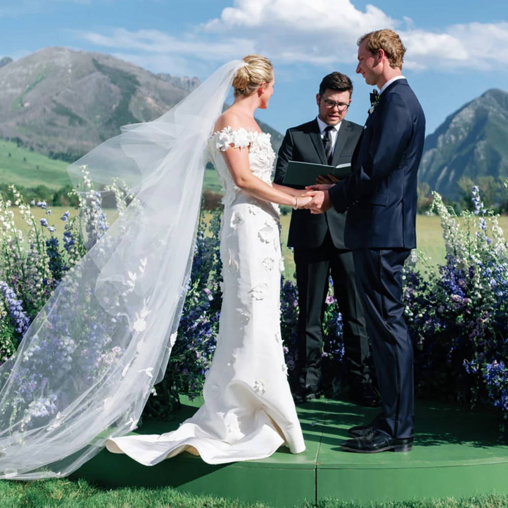 Vestido de novia de satén grueso con flores en 3D, vestido de novia de longitud completa modesto, hombros descubiertos, columna rústica, tren de cepillo