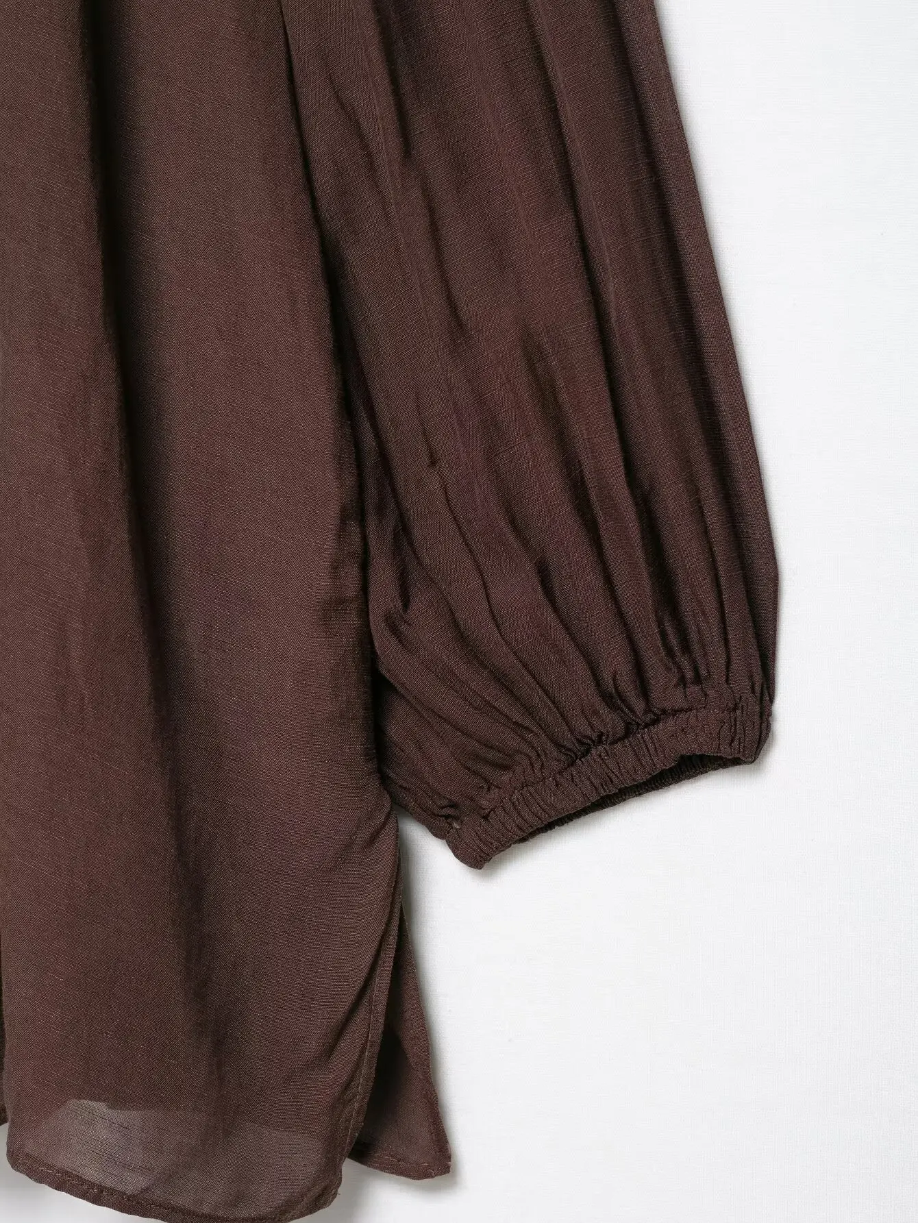 Damska bluzka na jesień 2025, nowa, codzienna, luźna, z odkrytymi ramionami, na jedno ramię, z bufiastymi długimi rękawami.