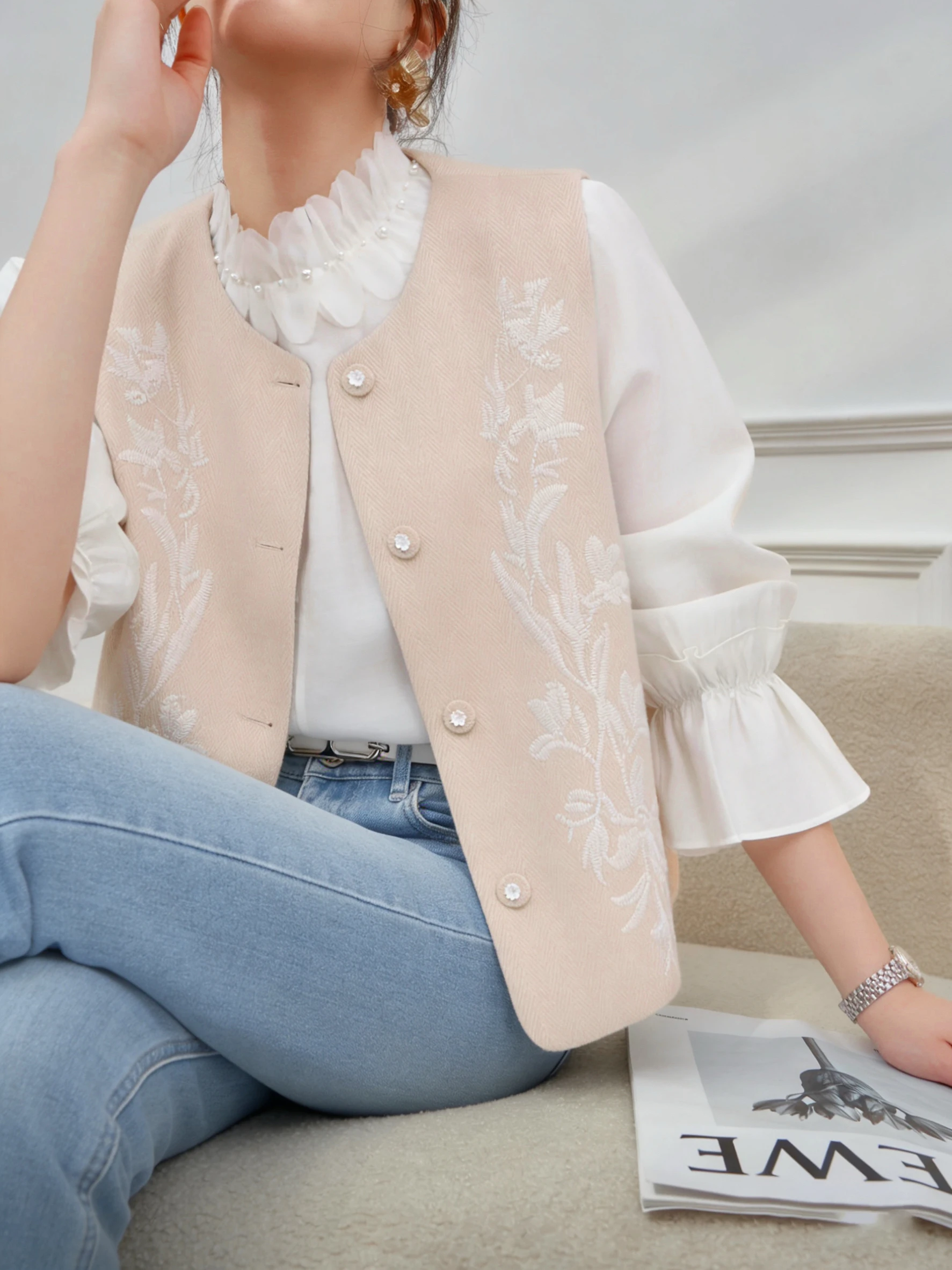 

Elegant Chinese Style Embroidered Plant Motif Women's Vest Shirt Two-Piece Spring Fashion Set High Waist Universal Fit