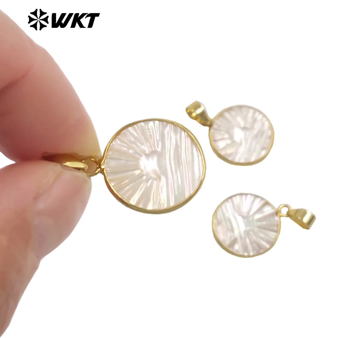 WT-JP511 Wholesale Minimalism Gold Plated Carved Mother Of Pearl Little Charms Pendants For Women Necklace Jewelry Decorative