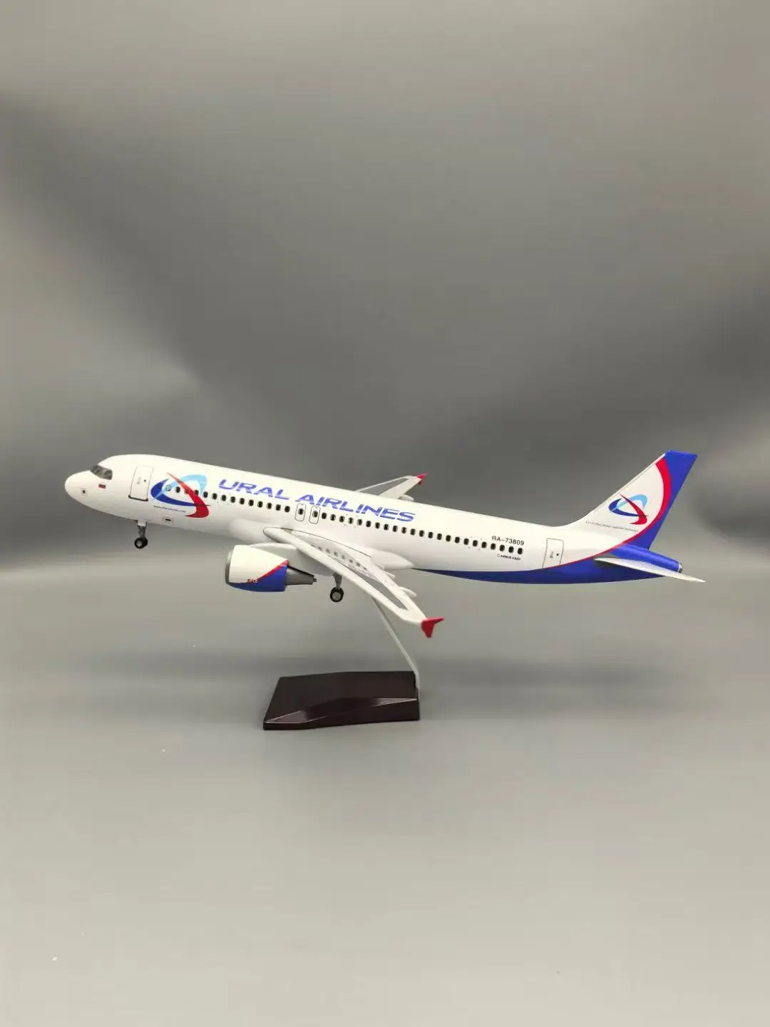 1/80 مقياس الطائرات 47 سنتيمتر دييكاست الراتنج A320 الهواء أورال الخطوط الجوية نموذج الضوء وحامل نموذج طائرة جمع الأطفال ألعاب تعليمية