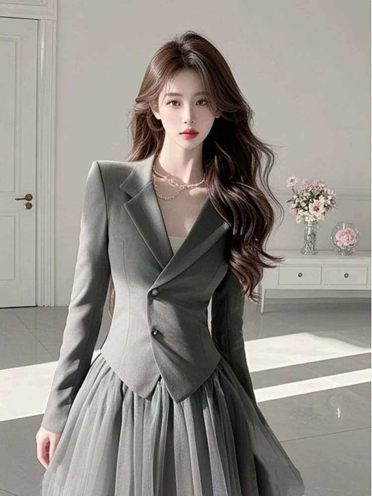 2025 ฤดูใบไม้ผลิที่สวยงามสุดไม่ซ้ําใครอารมณ์ระดับไฮเอนด์ที่สวยงามกลิ่นหอมขนาดเล็กสไตล์กระโปรงตาข่ายด้านบนสีเทาชุดสองชิ้น