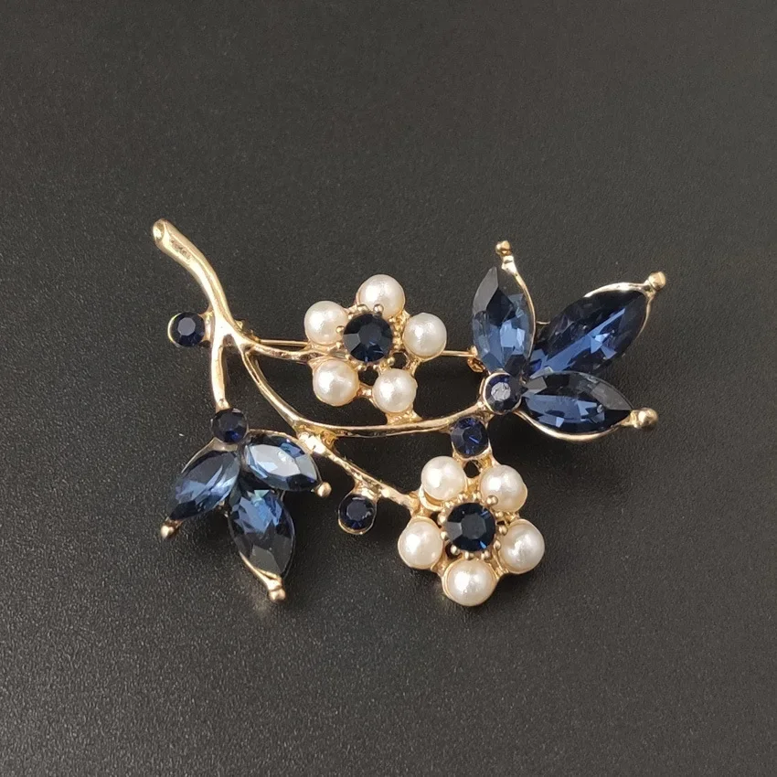 

Luxury Creative Petal Brooch Men Women Fashion Alloy Pearl Women's Corsage Clothing Accessories Pin 2025 New Graduation Gifts