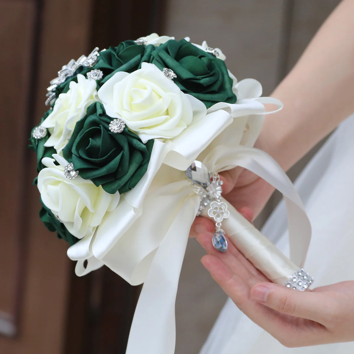 Bouquet de demoiselles d'honneur avec biscuits argentés, bouquet de mariage à la main, bouquet de simulation de ruban de rose vert foncé, lait PE, PE821