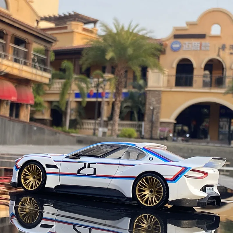 Coche de carreras de pista de aleación BMW CSL 1:24, coche de juguete de Metal fundido a presión, modelo deportivo, simulación de sonido y luz, colección de regalo para niños