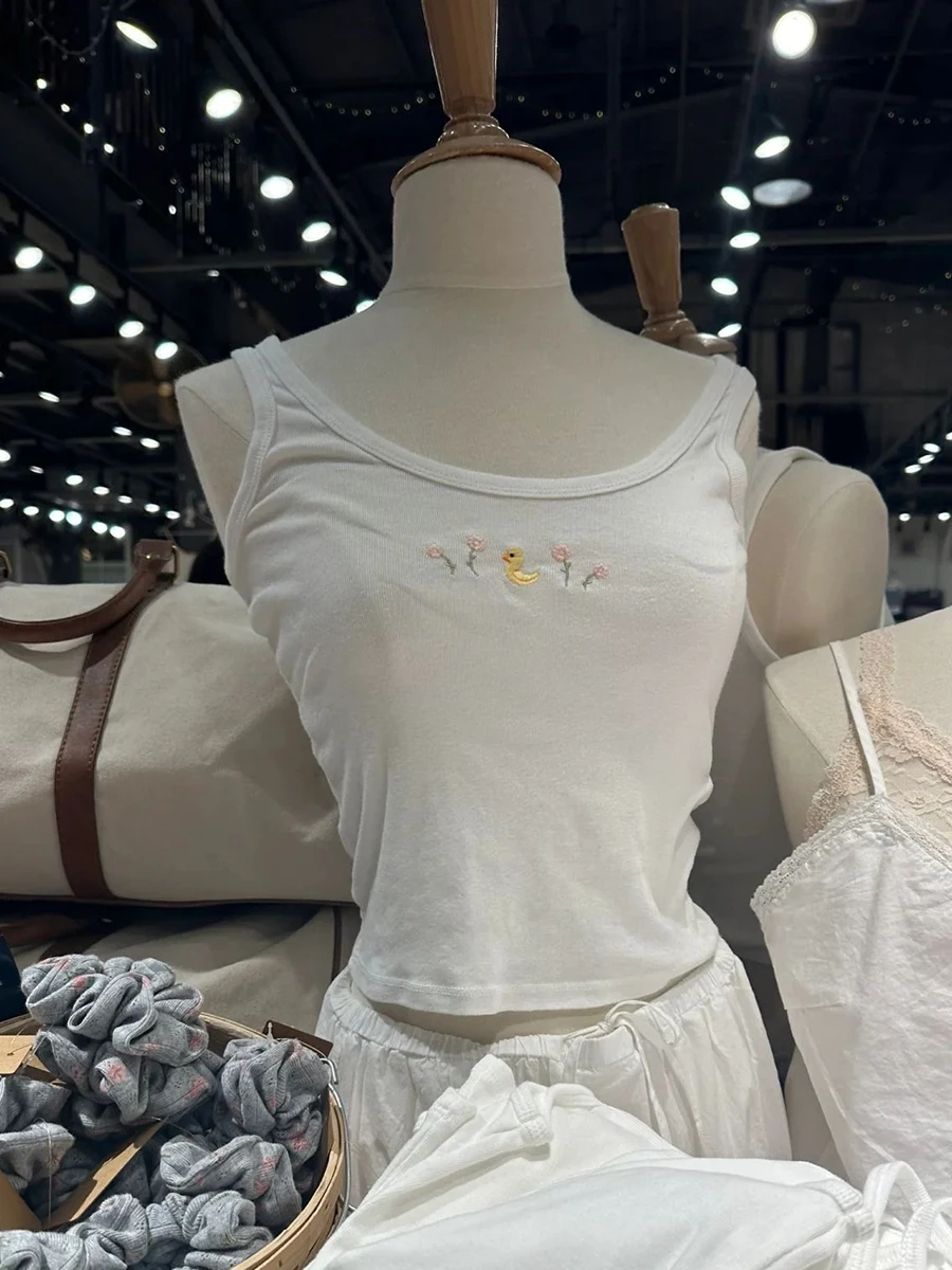 Little Duck Flower White Tank Tops Summer U Neck Cotton Sleeveless Slim Corpped Vests Women Streetwear Casual Sweet Crop Top Y2k