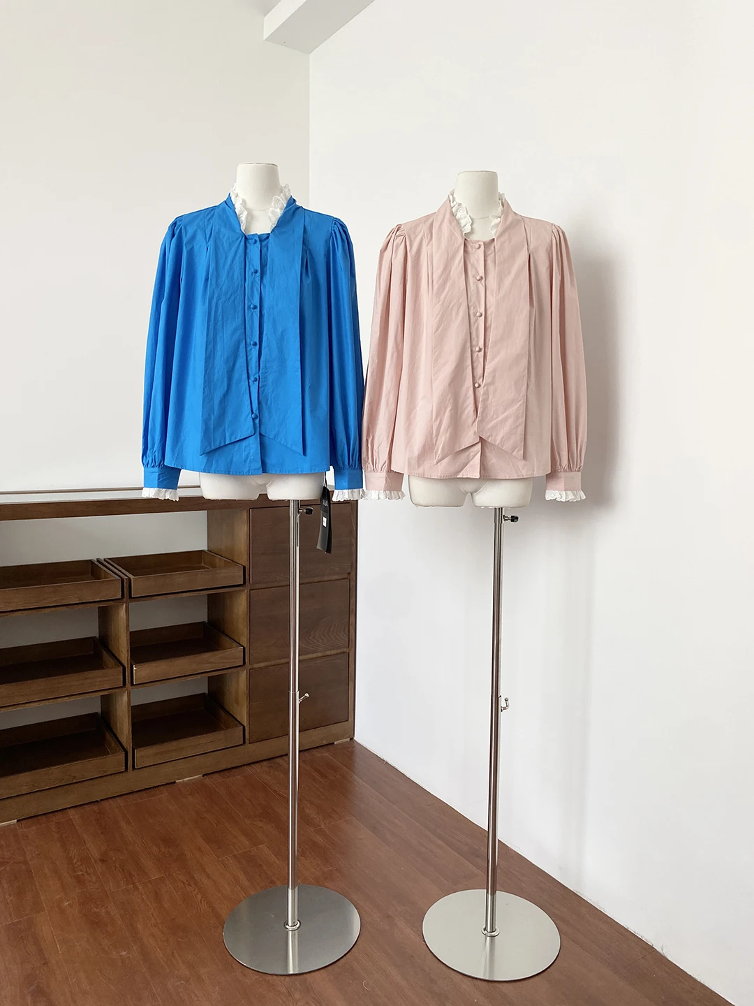 

Новинка Весна 2026: Женская свободная блузка с длинным рукавом, кружевной отделкой, в деловом стиле, из полиэстера, с антивозрастным дизайном