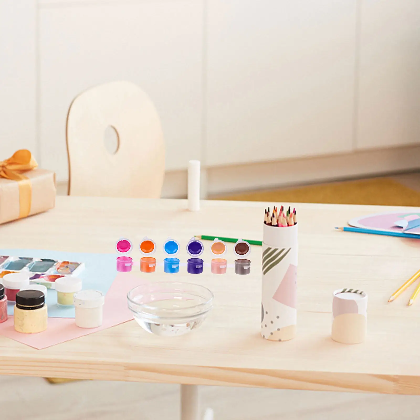 30本の絵の具を収納できる、持ち運び可能な6連式透明プラスチック製の絵の具ケース。5mlの絵の具を保管するのに最適で、画家やアーティストに最適な製品です。