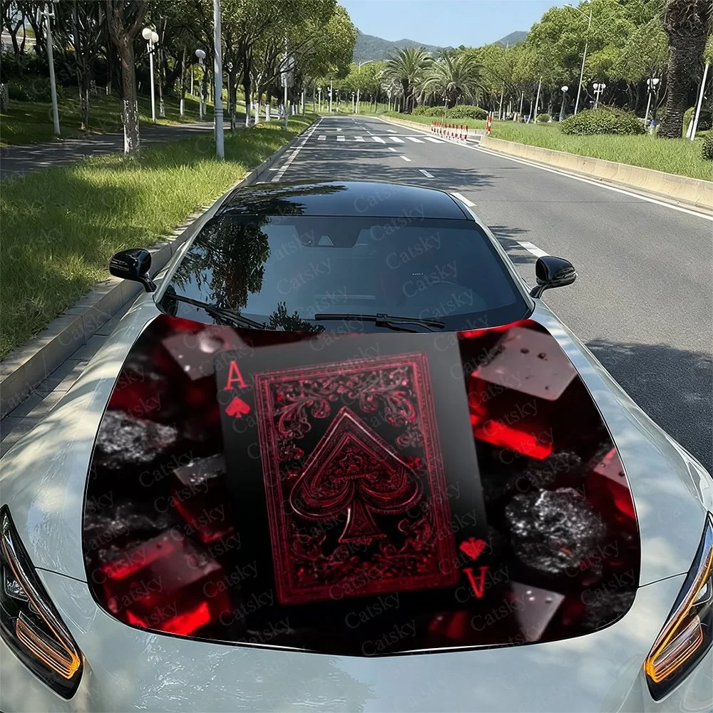 この車は、ボンネットに印象的なポーカーカードのデザインが施されており、大胆な赤と黒のスペードのエースのグラフィックがユニークな印象を与えます。