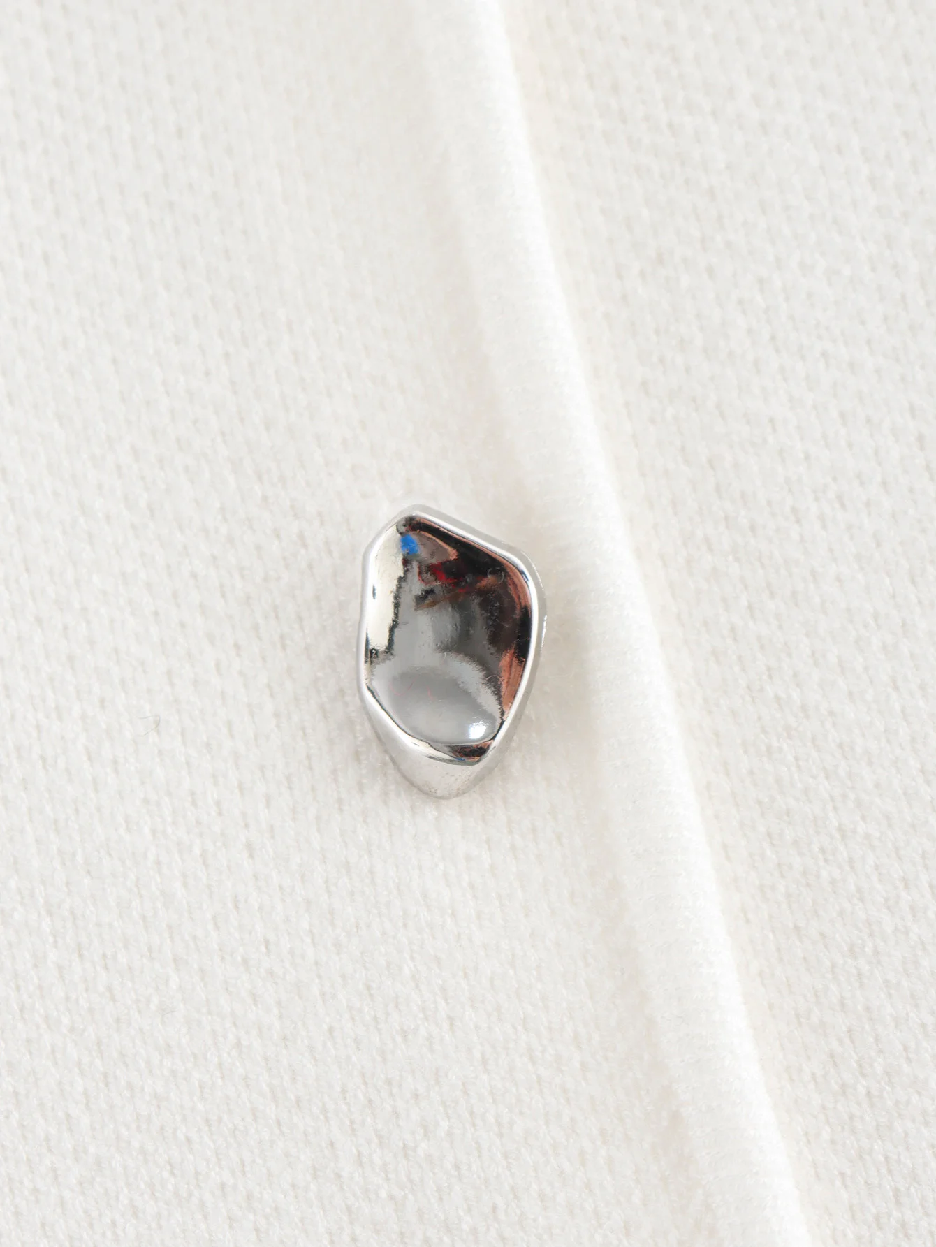 2025 가을 트렌디한 여성용 화이트 니트 크롭 탑(버튼 디테일 포함) |   패션 걸스를 위한 스트리트웨어 조끼 탱크탑