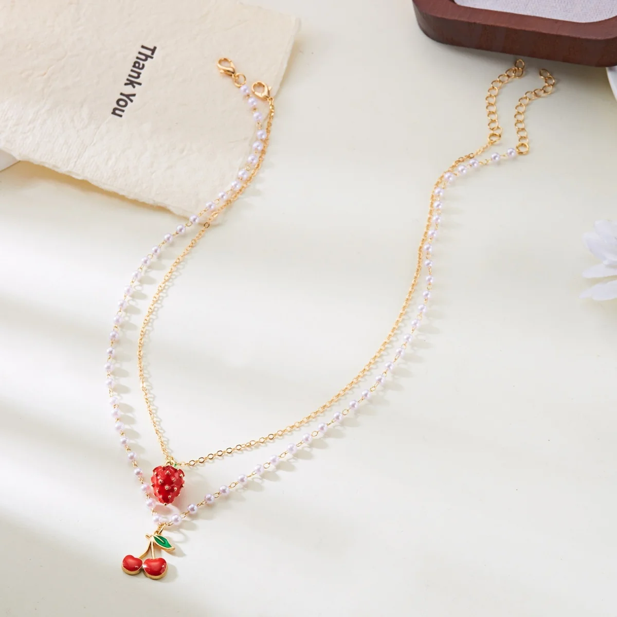 Rote Kirsche Erdbeer-Simulationsperlen-Halskette für Damen und Herren, mehrschichtig, Keramikblume, Schleife, Herz, Baum, Choker, Hochzeitsschmuck – Detail 23