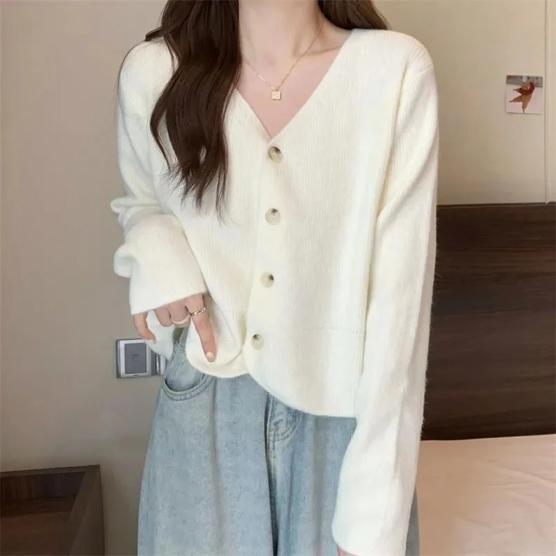 

2025 new V-Neck Temperament Small Fragrance Women's Knitted Sweater Coat Special Cardigan Knitwear