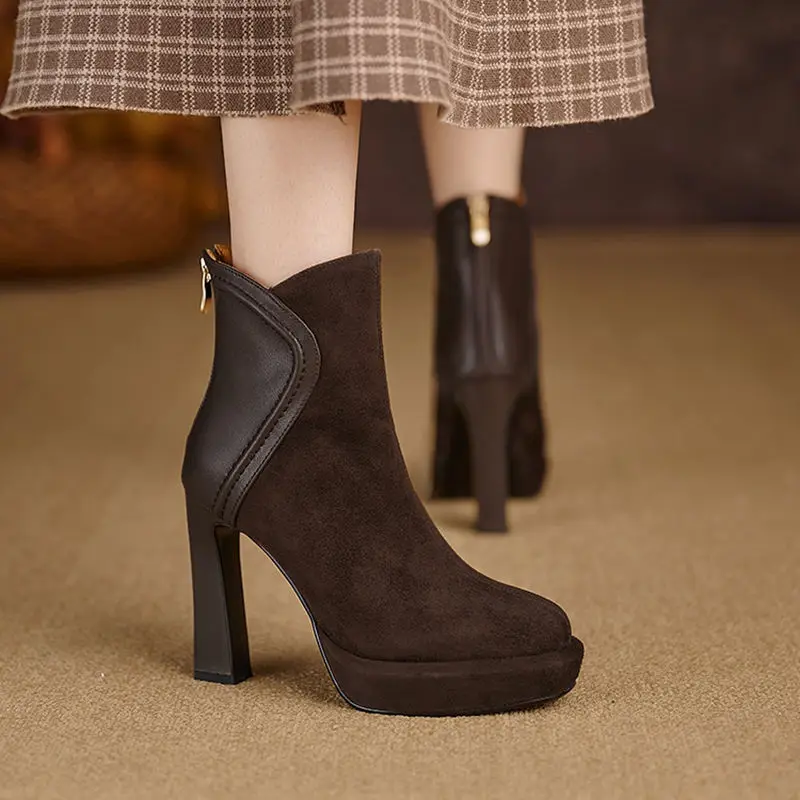 

2025 зимние новые модные женские ботинки из мягкой кожи, короткие сапоги на высоком каблуке с круглой головкой, грубые ботинки на заказ с толстой подошвой