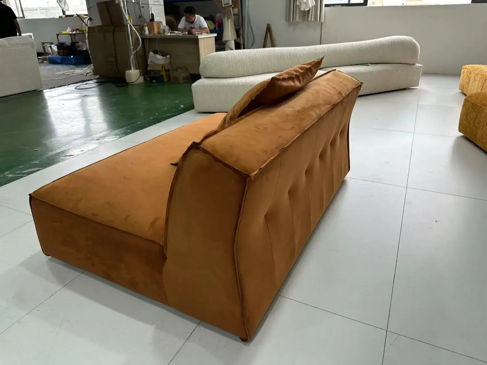 اسم كبير أريكة من القماش البلوري تكنولوجيا القماش الإيطالي الخفيف غرفة المعيشة الفاخرة مصمم أريكة صغيرة مسطحة صف مستقيم للبيع