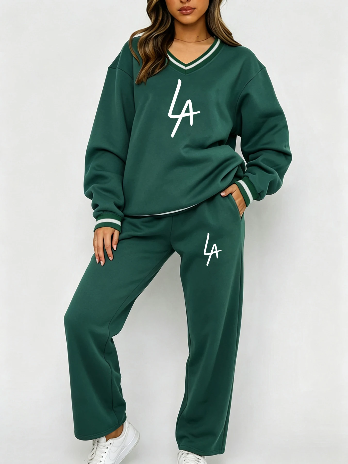 Trendy High Street Graffiti Letter Print Women's Loose Oversized V-Neck Sweatshirt and Pants Two-Piece Set, Autumn and Winter Essential, Fleece-Lined and Thickened V-Neck Sweatshirt and Sweatpants Set, Urban Avant-Garde Style for Men and Women, Couple's Outfit, Long-Sleeve Regular Fit, Machine Washable, Durable, Women's Casual Versatile Set, Avant-Garde Comfortable Windproof Slimming Outfit, Nightclub Party Wear, Practical and Stylish V-Neck Design, Sweatshirt and Wide-Leg Pants Two-Piece Set, Women's Clothing