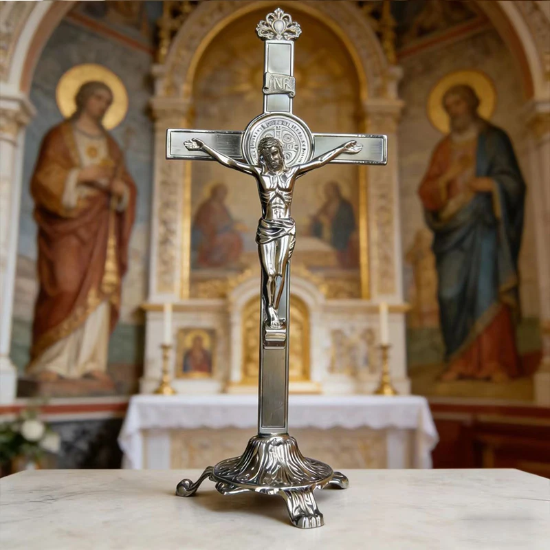 Neues hochwertiges, versilbertes katholisches St.-Benedikt-Kruzifix mit verziertem Sockel, stehendes Kreuz für den Gottesdienst auf dem Tisch und die tägliche Andacht. – Detail 12