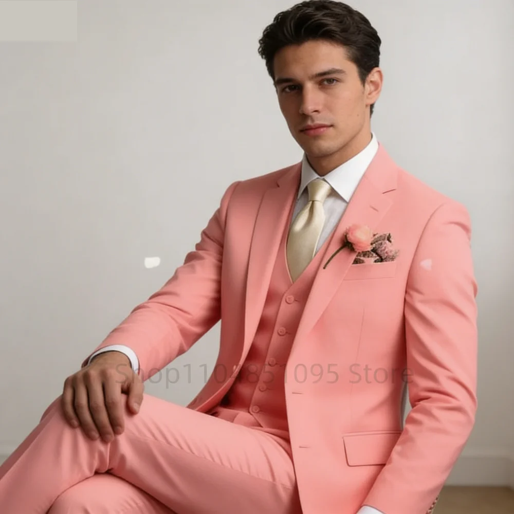 

Свадебный светло-розовый мужской костюм-тройка: пиджак, жилет и брюки. Формальный деловой костюм с заостренными лацканами, приталенный, для жениха и шаферов (пиджак+жилет+брюки)