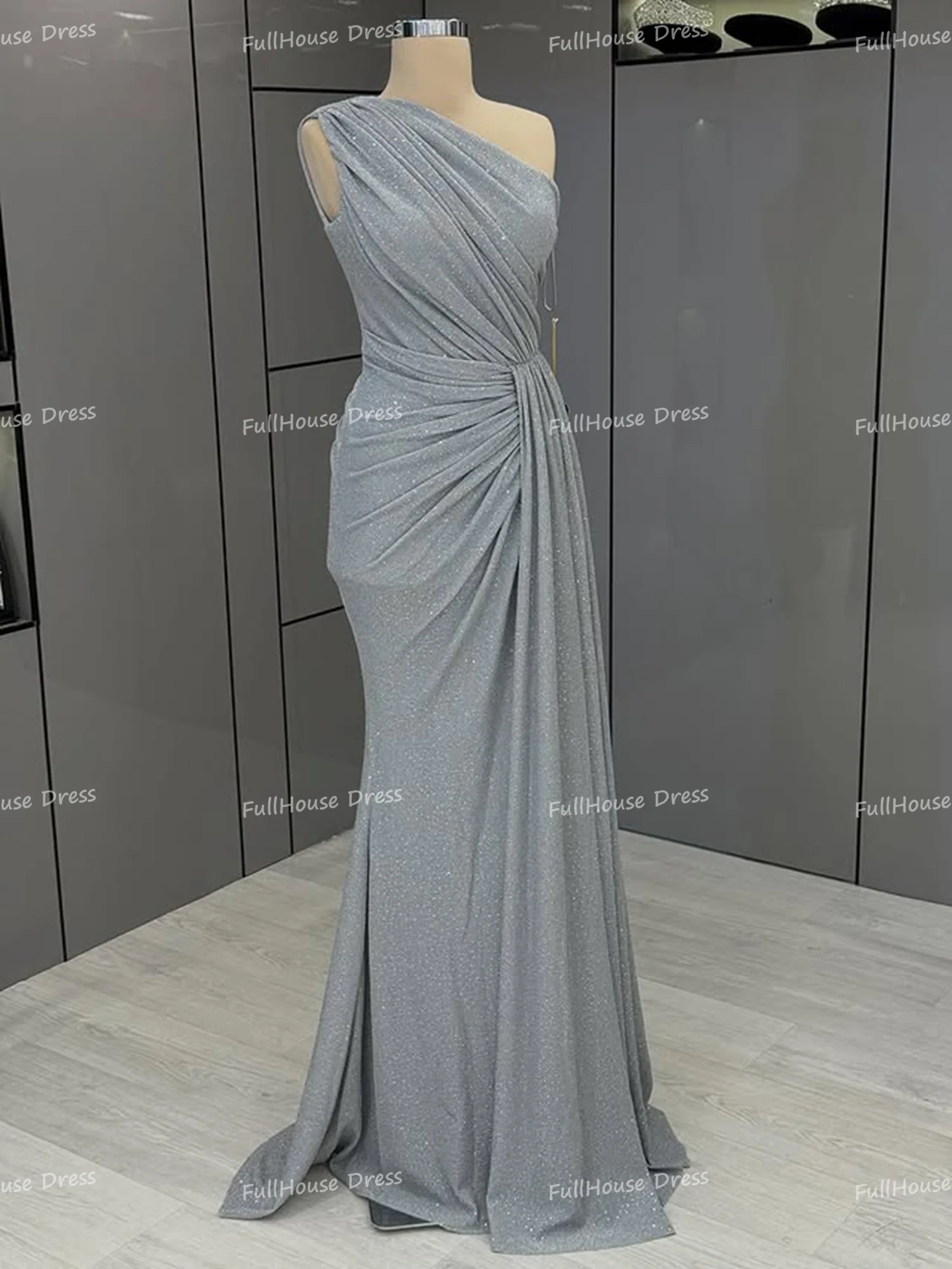 Maßgeschneidertes muslimisches, schulterfreies, plissiertes, sexy Etuikleid mit rückenfreien Pailletten, glänzendem, seitlich geschlitztem Saudi-Arabien-Kleid mit Schleppe