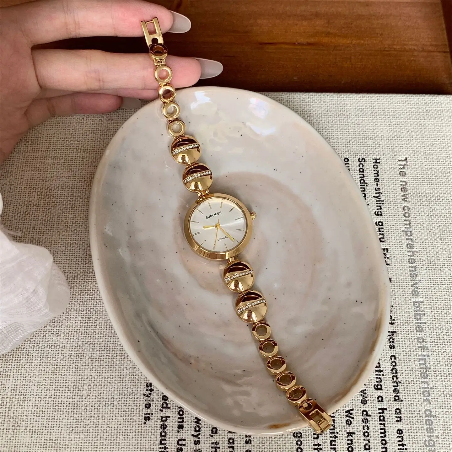 นาฬิกาข้อมือผู้หญิง SUNLIFEX สีทองเงิน หน้าปัดกลม นาฬิกาควอตซ์ ประดับเพชรเทียม สายแบบกำไลข้อมือ relogio feminino