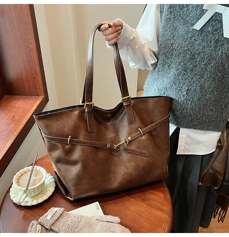 Large Vintage Women's Handbag description 35