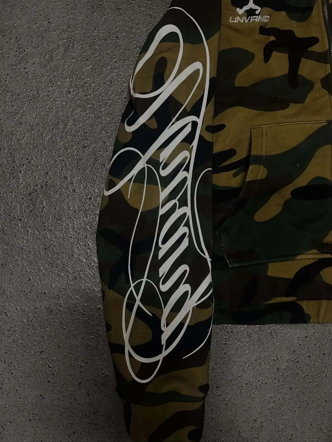 Y2K Streetwear Gothic Cursive Letter Print Camouflage Full Zipper Hooded Jacket Hip Hop Vintage Sweatshirt For Camo Jacket
