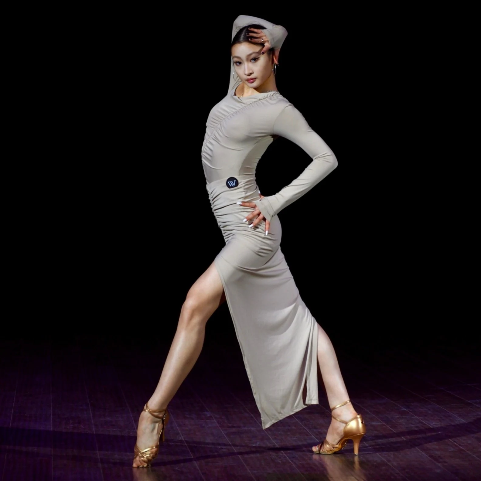 Rumba Tango Abiti da ballo latino Donna 2026 Nuovi costumi di danza Spalla inclinata Top a pieghe Gonne a fessura alta Abiti da prestazione