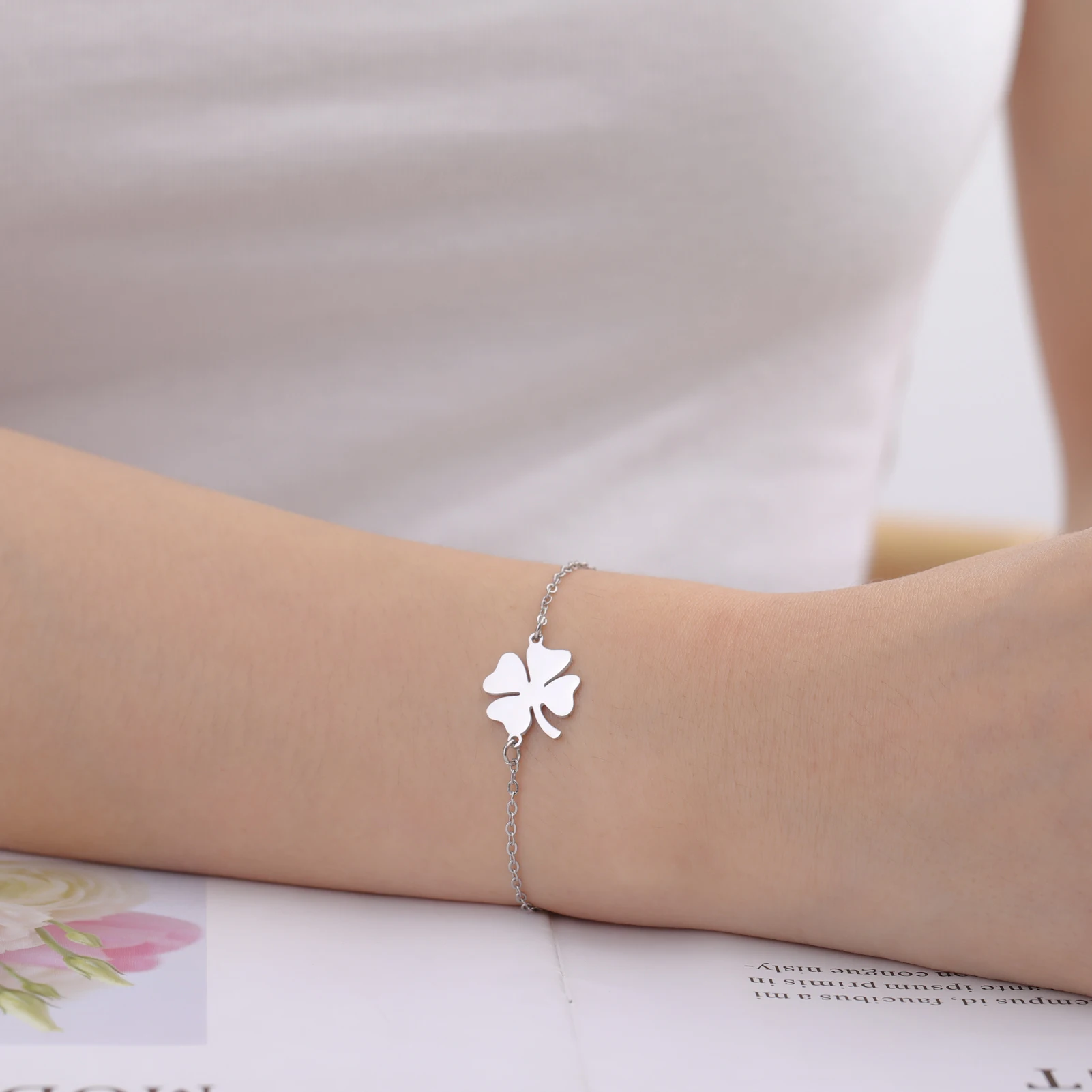 Skyrim Edelstahl Vierblättriges Kleeblatt Charm-Armband für Frauen, Schwarzes Rotes Seil Handarmband, Glücksbringer Modeschmuck Geschenk – Detail 13