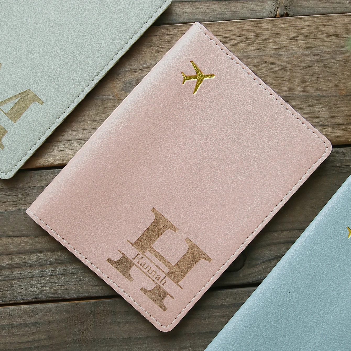 1 Uds. Porta pasaporte personalizado con nombre y letra inicial, funda de pasaporte de cuero tallada con láser elegante personalizada, clásica