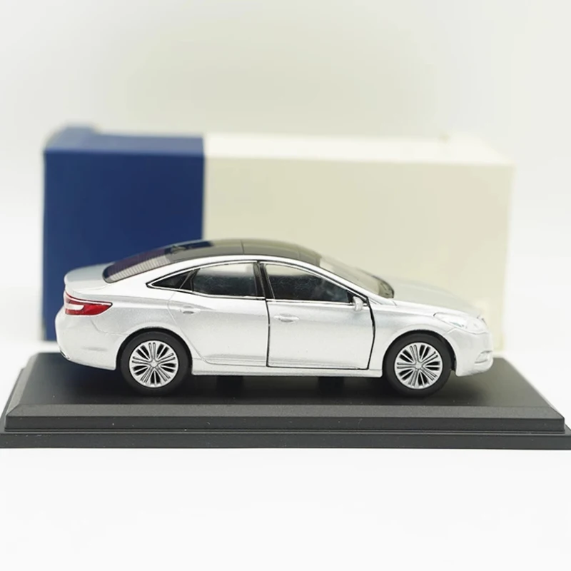 1:38 Scale Grandeur with Pull Back Car Alloy Car Model Finished Simulation Adult Child Hobby Collection Decoration Gift Display